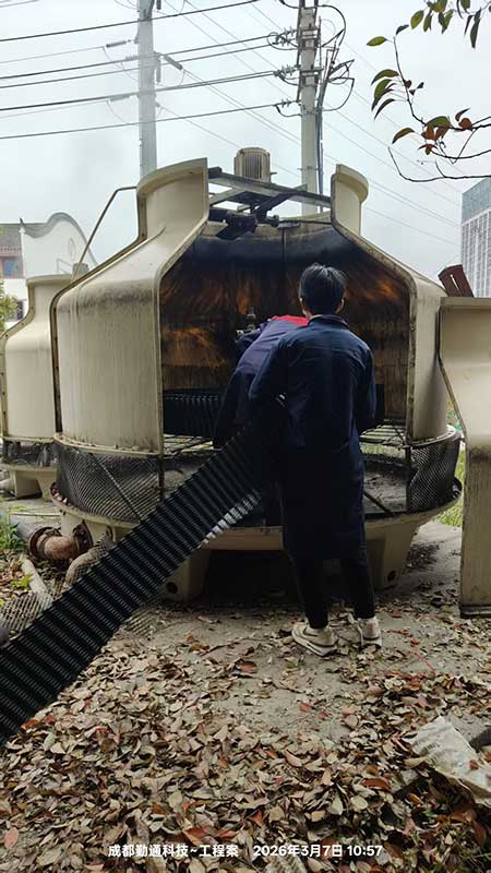 四川内江1台150型冷却塔维修现场